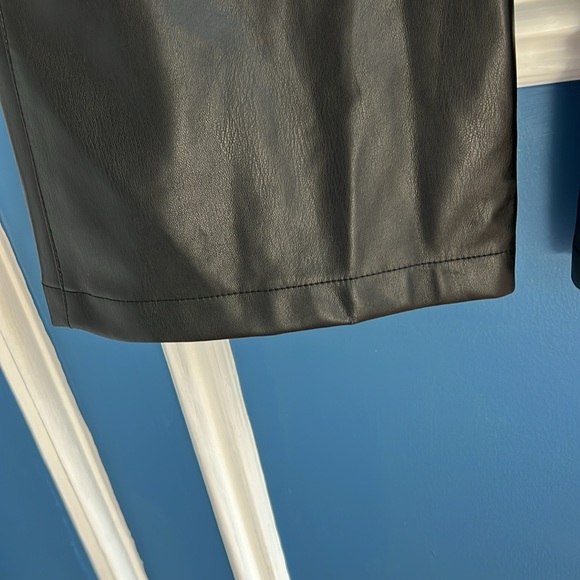 Hollister Faux Leather High Rise Flare Black Pants - Size W25 1S - Picture 3 of 6